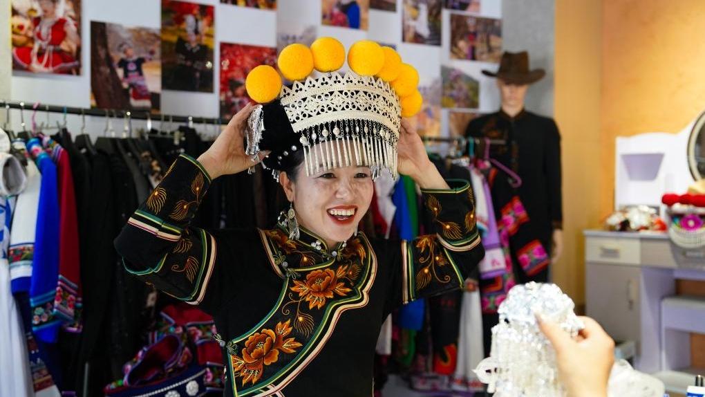 NPC deputy modernizes ancient Yi embroidery