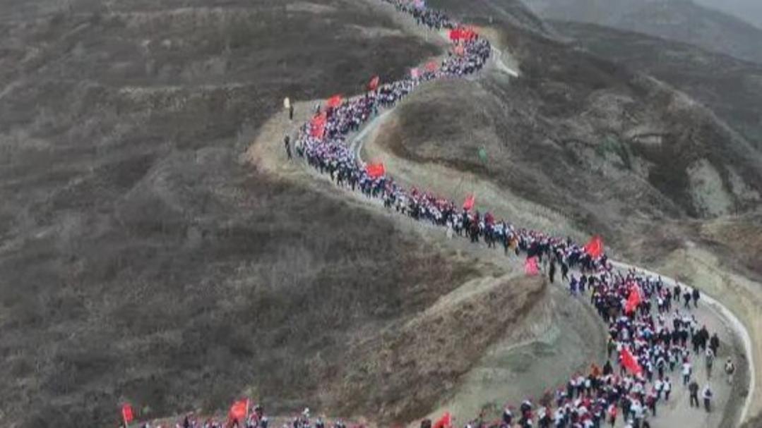 Teachers and students in Guyuan, Ningxia hike 50 km to honor martyrs