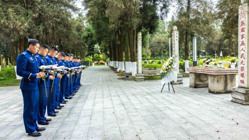 People across China pay tribute to martyrs during Qingming Festival