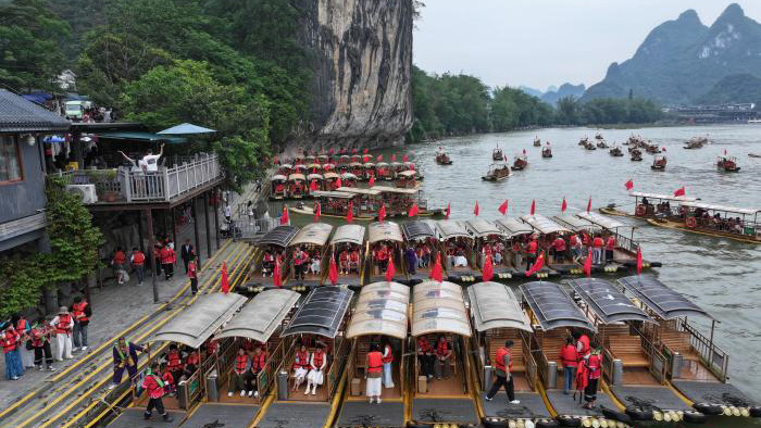 Guilin sees surge of waterborne tourist traffic during May Day holiday