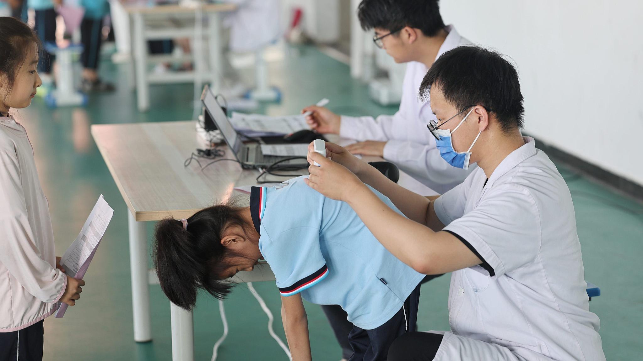 如何帮助孩子预防脊柱侧弯 你做对了吗？