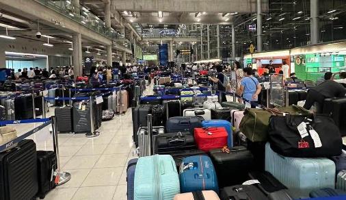 受降雨影响 数千件行李滞留泰国素万那普国