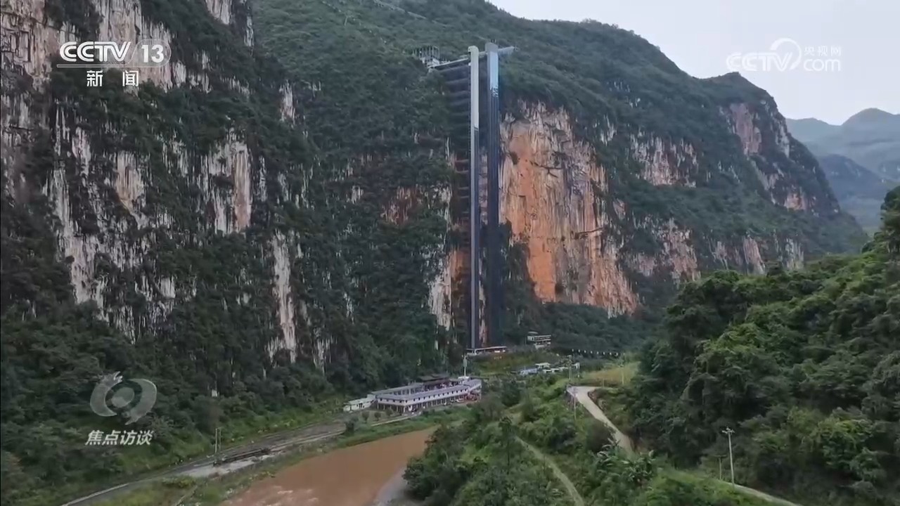 焦点访谈｜空中“校车”扩容迭代 托起山乡新希望