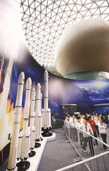 11月2日,中国首次载人交会对接航天展在上海科技馆开幕.