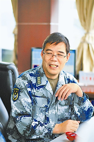 "指挥所政委刘青松扳着指头数道:他研制的辅助值班系统,使飞行计划