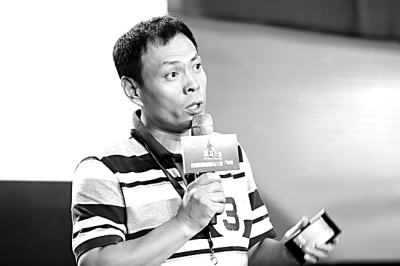 照片说明:①宋志峰;②曹辉;③许小平(右)为获奖者颁奖    前沿关注