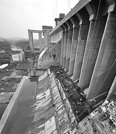 2012年11月10日,南水北调丹江口大坝第14坝段溢流堰面加高工程正在