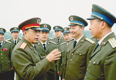 一九九〇年五月六日,杨白冰同志接见济南军区空军某部官兵.