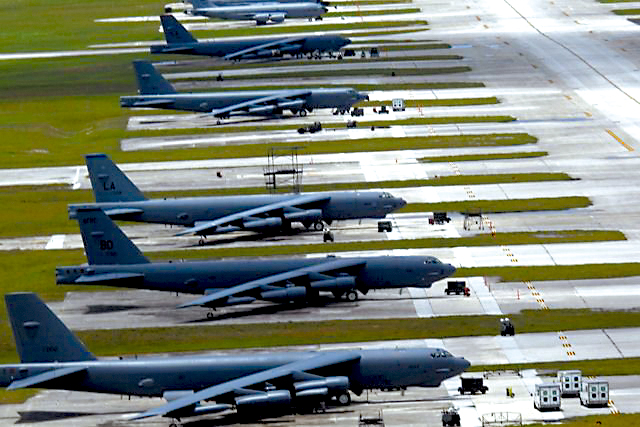 停放在美空军关岛基地的b-52战略轰炸机群.