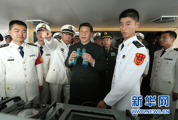 2012年12月8日，习近平在广东视察海军某部队。