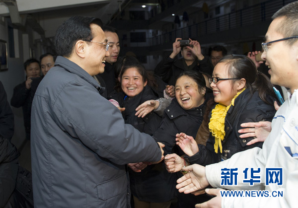 2012年12月27日，李克强来到江西九江经济技术开发区职工宿舍楼，看望住在这里的农民工和家属。