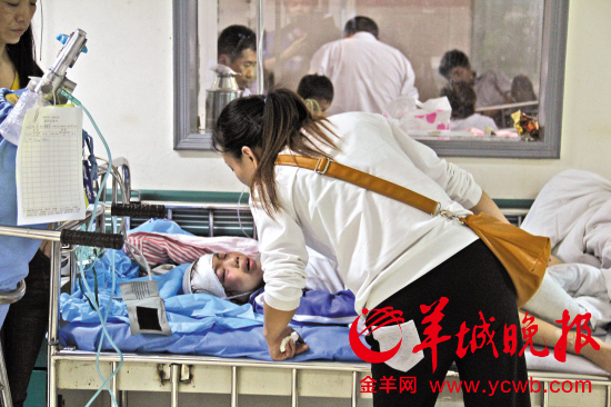 一名妈妈在安抚受伤的孩子