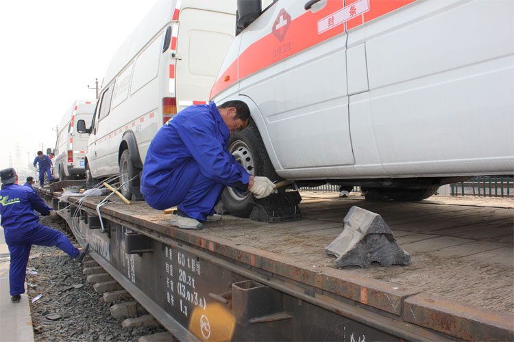 北京铁路局开通专列为灾区抢运卫生救援车辆