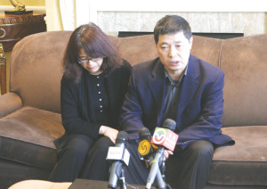 吕令子父母出席媒体见面会 周丹龄开始练习走路_新闻频道_央视网