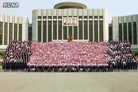 金正恩参加朝鲜少年团大会 戴红领巾行少先队礼