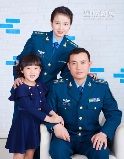 北空司令员庄可柱中将,北空政委刘绍亮中将专程到机场