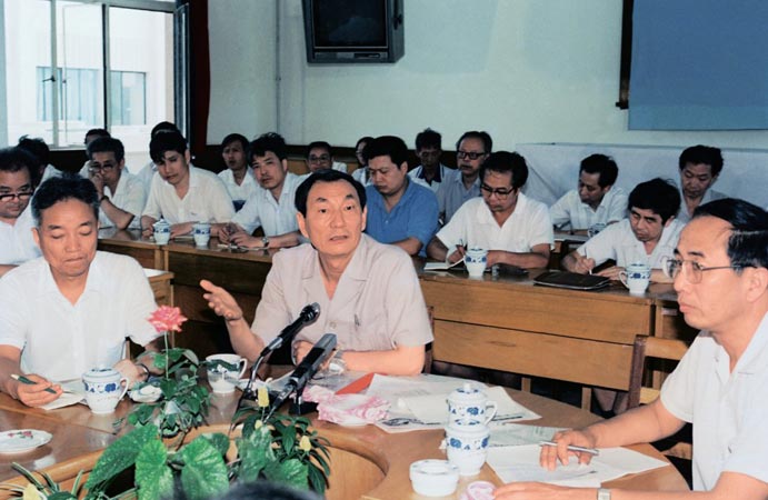 1989年7月22日，朱镕基在中共上海市委党校与干部轮训班学员座谈。前排右一为市委常委 市委组织部部长赵启正，左一为市委党校副校长严家栋。（郭天中摄）