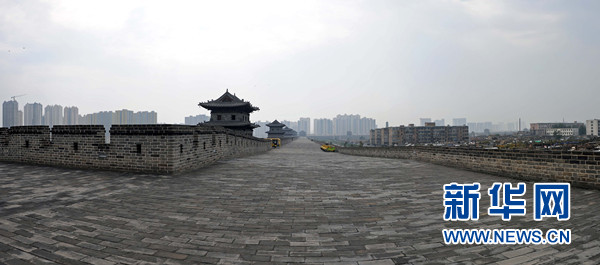 这是耿彦波任大同市长时主持修建的大同古城墙(9月18日摄).