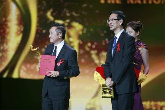 中央电视台台长胡占凡为获奖者颁发"电视公益广告作品奖"金奖