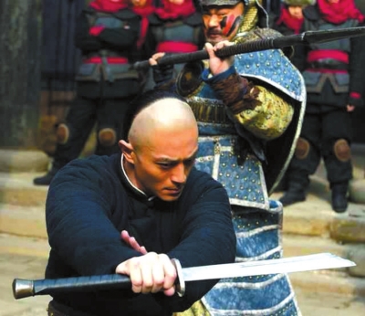 霍建华首次光头出演镖师 自称是"真蛋"