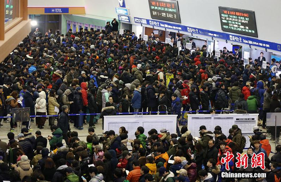 韩国民众在火车站排队购买火车票.