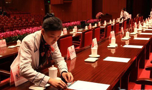 2012年,广州两会草稿纸,铅笔,签字笔橡皮等的摆放均有严格的标准