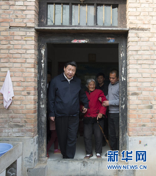 　　3月17日，习近平在东坝头乡张庄村看望85岁老人张景枝。新华社记者 李学仁 摄