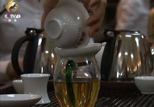 1997年开始，普洱茶傲然进入高端市场，并几度引发价格风暴