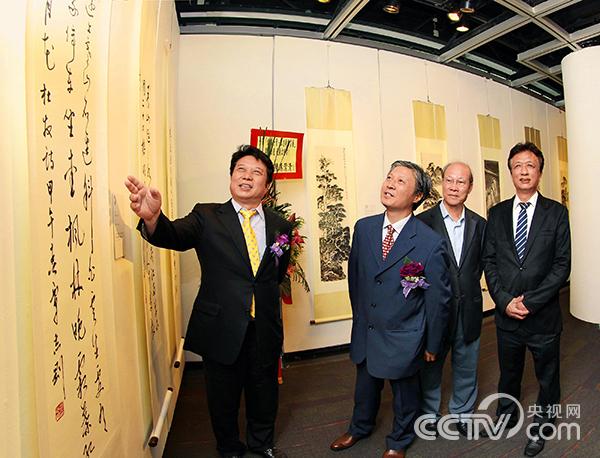 覃志刚向中国书法家协会党组书记陈洪武及香港书法艺术家介绍创作心得