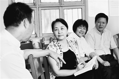 益阳市委书记魏旋君(左二)到上访群众家中了解司法救助落实情况.