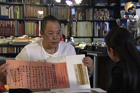 　　张铁林向央视财经记者展示自己珍藏的手札