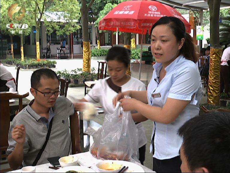 李桂香帮客人打包没有吃完的食物