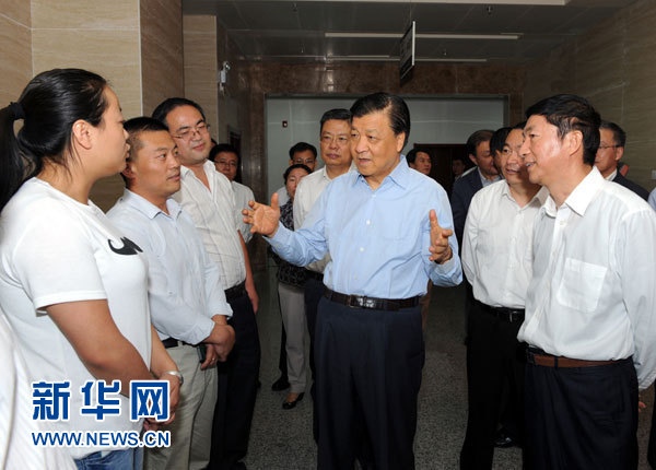 这是7月18日，刘云山在青海省政府行政服务和公共资源交易中心调研。记者 饶爱民 摄