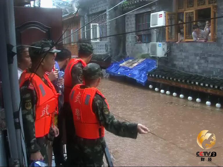 武警官兵设法解救被暴雨围困的群众
