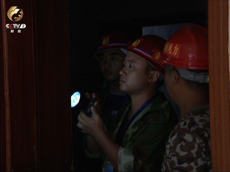 电力人员帮受灾居民检查供电情况