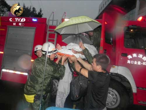 战士们利用多功能担架成功将孕妇抬上消防车后座