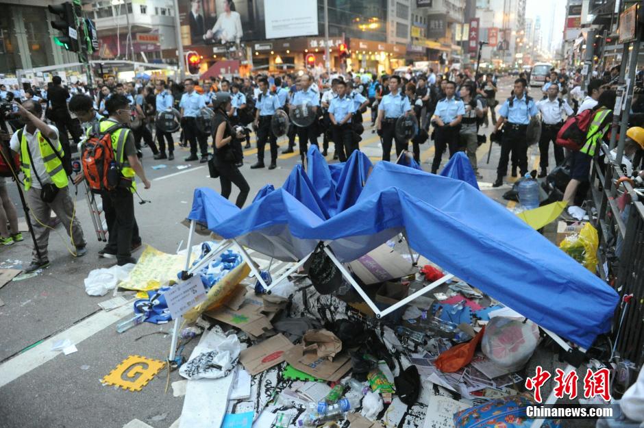 香港警方清旺角街头障碍物 