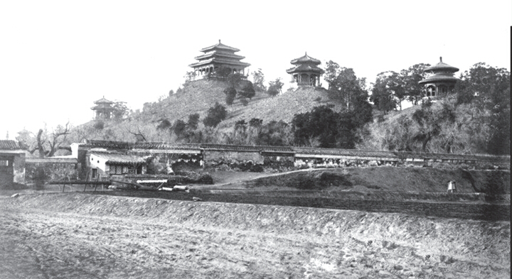 崇祯皇帝自缢处—景山，图为 19世纪末的景山。