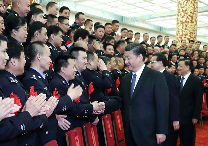 5月19日，全国公安系统英雄模范立功集体表彰大会在北京人民大会堂举行。会前，习近平、李克强、刘云山等会见与会代表。