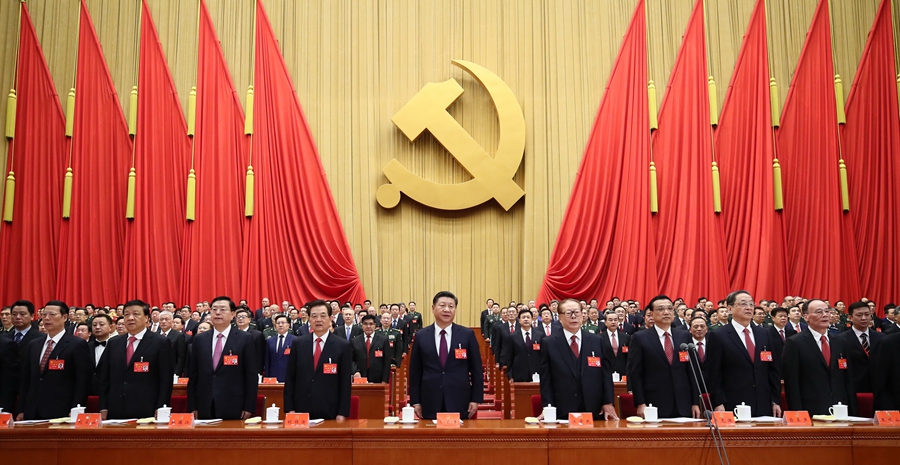 10月18日，中国共产党第十九次全国代表大会在北京人民大会堂开幕。这是习近平、李克强、张德江、俞正声、刘云山、王岐山、张高丽、江泽民、胡锦涛在主席台上。