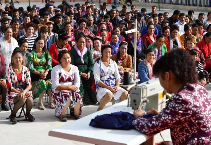 2017年9月，新疆南部乡村组织技能培训，促进村民就业。