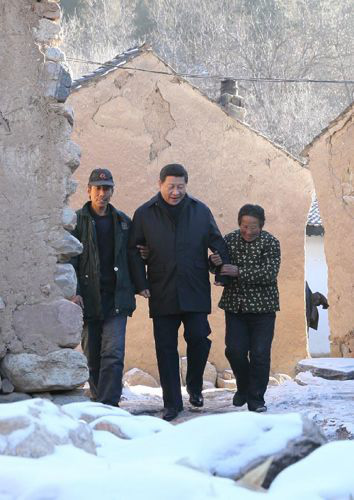 2012年12月30日，习近平来到地处深山的龙泉关镇骆驼湾村，走进困难群众唐宗秀（右）家慰问看望。