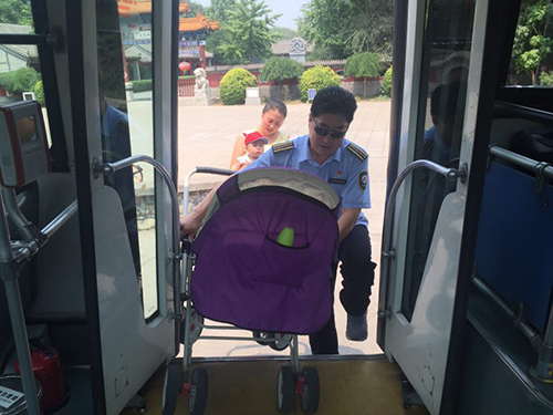 刘宝中主动帮助带小孩乘客搬婴儿车