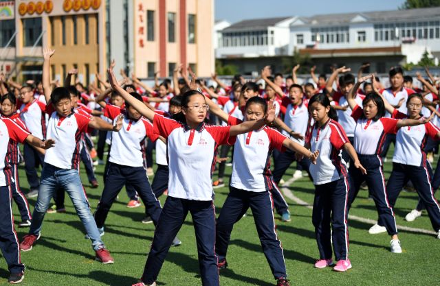 学生在安徽凤阳小岗村小岗学校内开展课间活动(2018年9月27日摄).
