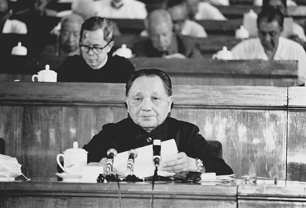 1982年9月1日至11日，中国共产党第十二次全国代表大会在北京举行。邓小平致开幕词。他在开幕词中明确提出了“建设有中国特色的社会主义”的重大命题。图为邓小平在大会上致开幕词。 新华社发