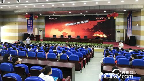 4月7日，武汉分部江夏分校学生集中收看视频。
