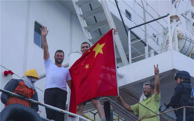 叙利亚船员披着中国国旗
