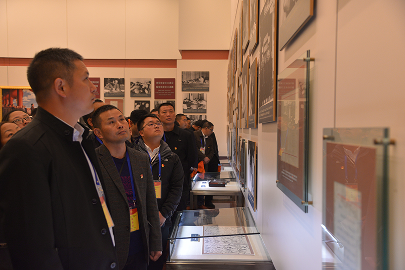 学员参观毛主席纪念堂展室