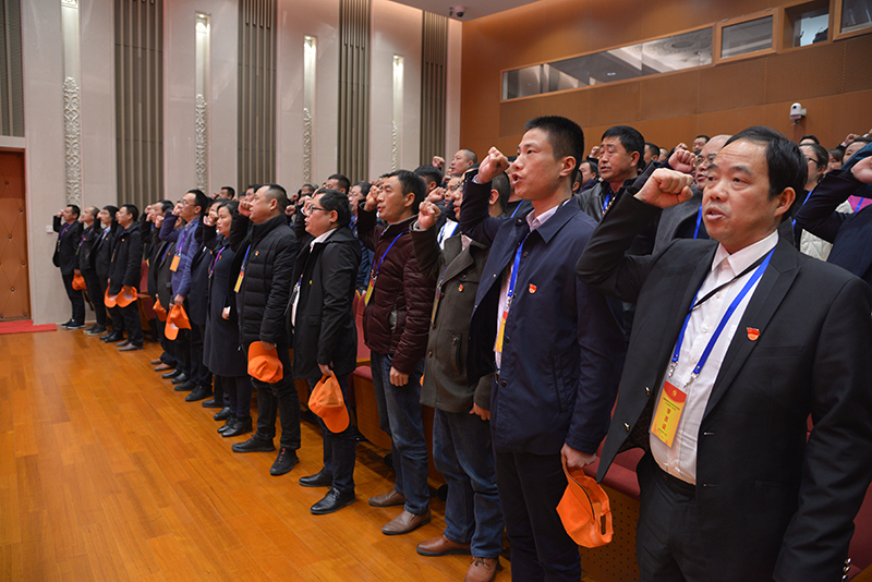 学员在毛主席纪念堂重温入党誓词