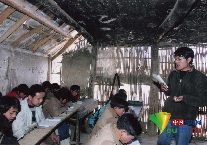 在贵州支教期间，徐本禹在漏风的教室里给学生上课。